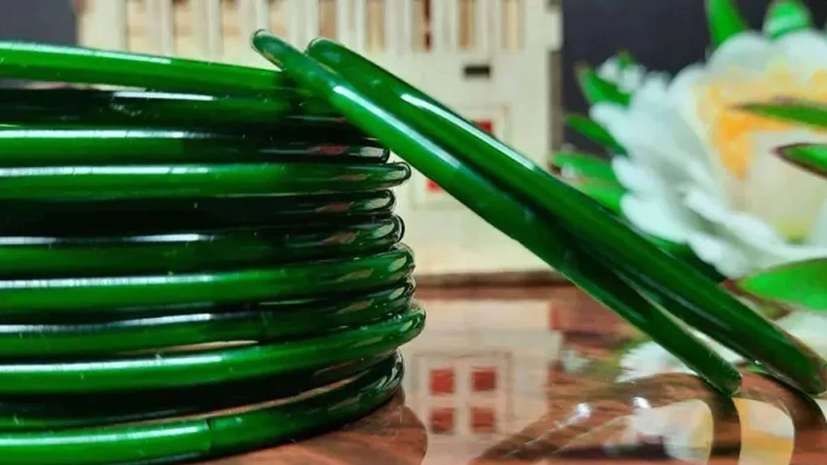 শ্রাবণ মাসে সবুজ কাঁচের চুড়ি, Shravan month green glass bangles, মহিলাদের হাতে সবুজ চুড়ি