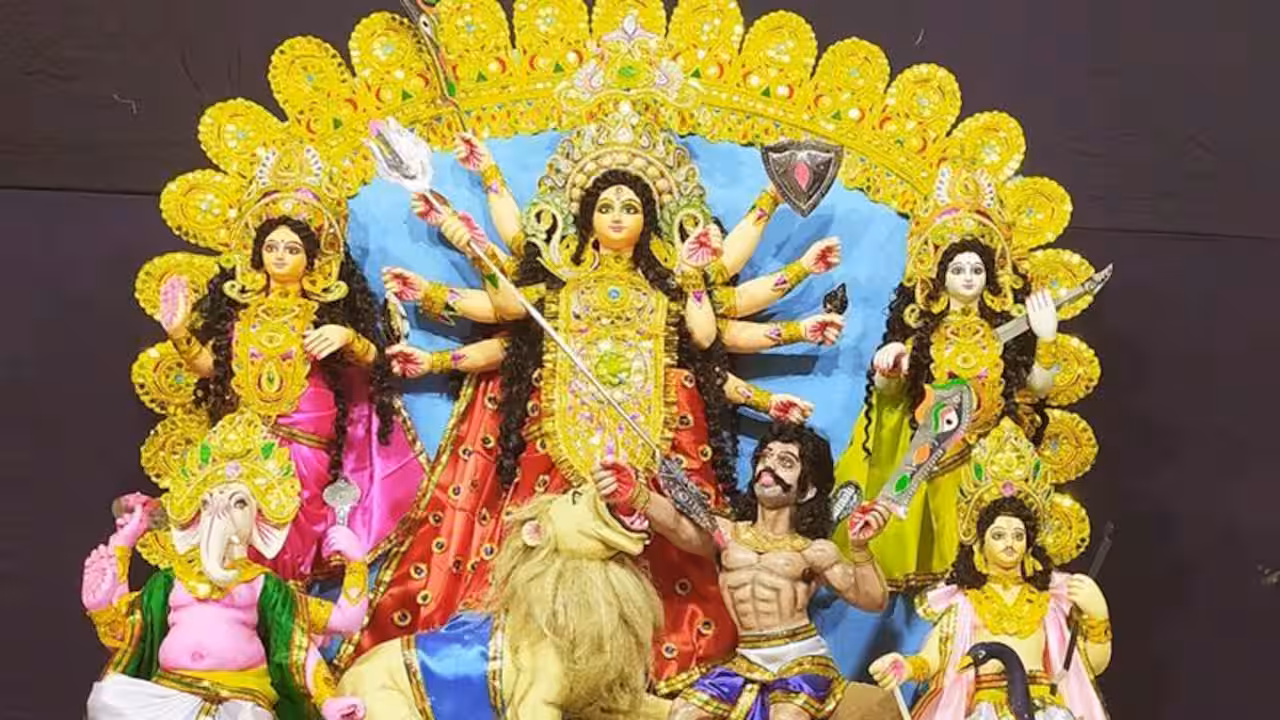 মা দুর্গার বাহন সিংহ কেন? জেনে নিন পৌরাণিক কাহিনি