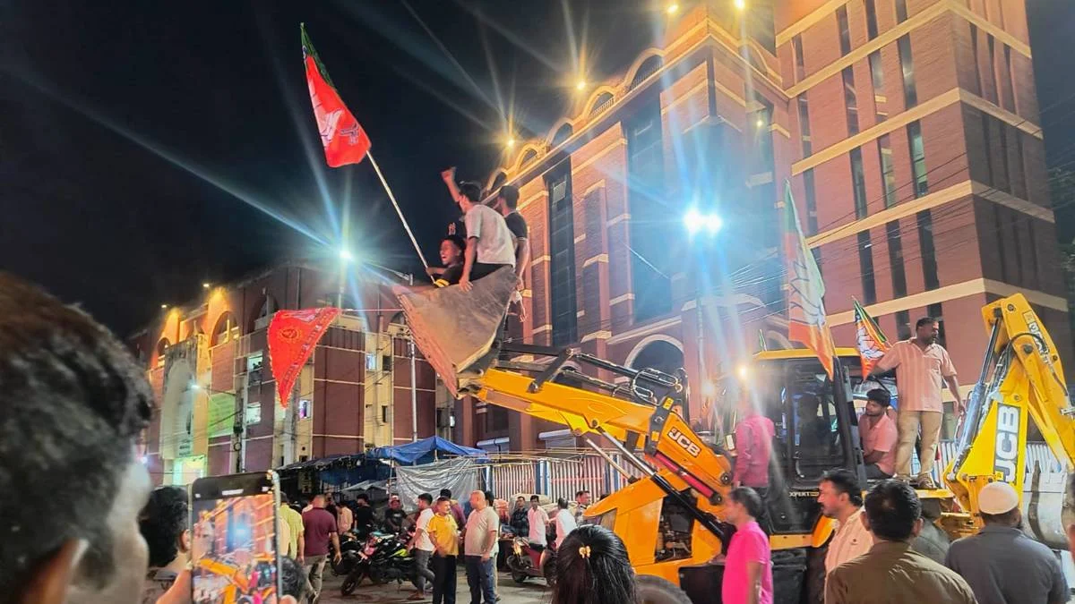 হগ মার্কেটে বুলডোজার নিয়ে তান্ডব বিজেপি সমর্থকদের, ভেঙে গুঁড়িয়ে দেওয়া হল তৃণমূলের পার্টি অফিস