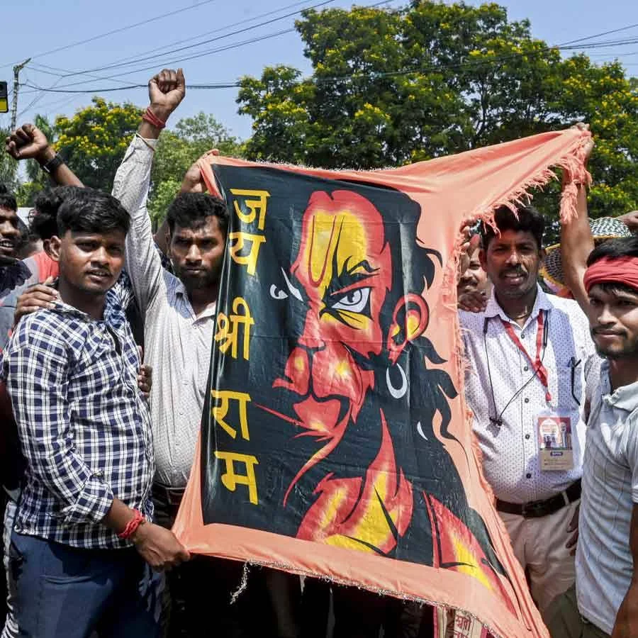 পতাকা হাতে বিজেপি সমর্থকেরা। 