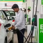 পেট্রোল পাম্পে E20 পেট্রোল ভরছেন এক গ্রাহক