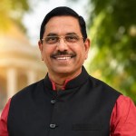 নতুন কেন্দ্রীয় শিক্ষামন্ত্রী প্রহ্লাদ জোশী প্রধানমন্ত্রী মোদিকে ধন্যবাদ জানাচ্ছেন